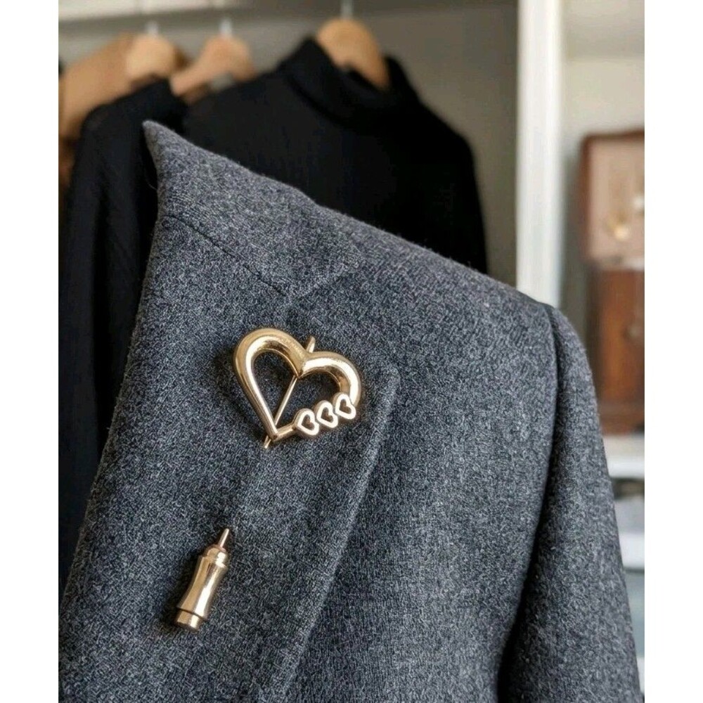 Vintage Gold Tone Multi Heart Stick Pin Lapel Hat Charm W/ Safety End Cap